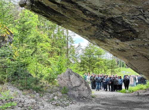 „So viele Besucher wie noch nie“: 120 Mitglieder des Volksbunds Deutsche Kriegsgräberfürsorge informierten sich im Mühldorfer Hart über das KZ, in dem in den letzten Monaten des Zweiten Weltkriegs mehr als 4.000 Menschen starben.
