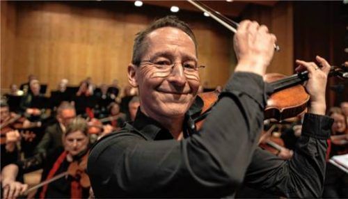 Solist an der Violine ist Richard Milone. Foto re