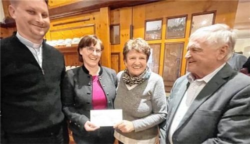 Spende von 2.000 Euro vom Weihnachtsmarkt Achenmühle: Vorsitzende Sylvia Steiner vom Weihnachtsmarkt Achenmühle, Helferkreis-Vorsitzende Kathi Schmid und Zweiter Vorsitzender Fritz Tischner (von links). Foto Hötzelsperger