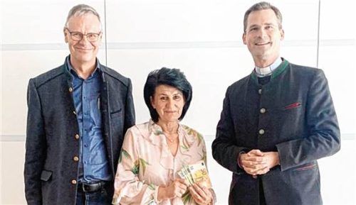 Spendenübergabe durch Rosi Hell an Diakon Michael Leberle (links) und Pfarrer Philipp Werner. Foto HötzelspergerHötzelsperger