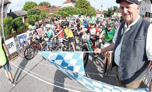 Start für die vielen Radsportler, die sich in Schönberg in verschiedenen Klassen maßen. Bürgermeister Alfred Lantenhammer gab die Strecke frei für spannende Wettkämpfe. Fotos STuffer