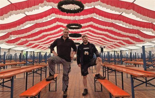 Stefan Salminger, Vorsitzender der Jungbauernschaft, und Festleiter Seppi Kloo (rechts) sind startklar für die Festwoche in Stephanskirchen.