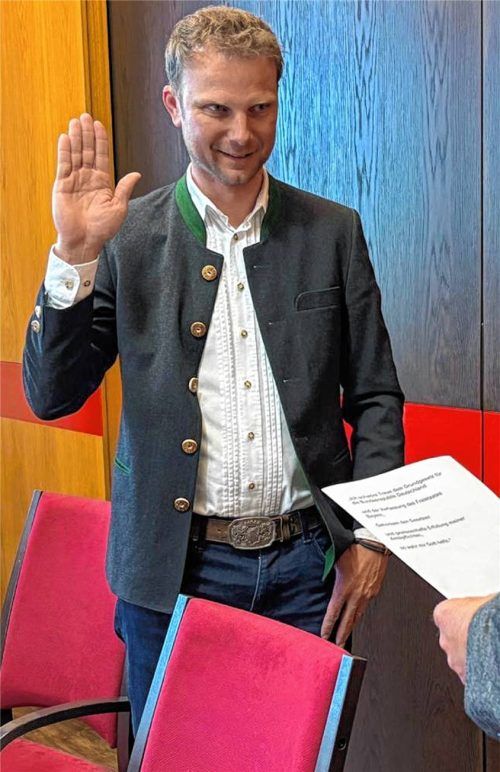 Stefan Schlaipfer legte bei der konstituierenden Gemeinderatssitzung in Halfing seinen Amtseid ab. Auch die neuen Gemeinderäte wurden im Rathaussaal vereidigt. Foto Eiglmeier