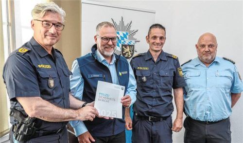 Stellten den aktuellen Sicherheitsbericht der Polizei im Landkreis Traunstein vor: (von links) Frank Hellwig, Chef des Polizeipräsidiums Oberbayern Süd in Rosenheim, Landrat Andreas Danzer, Vizepräsident Michael Siefener und Ludger Otto, Leiter der Bundespolizeiinspektion in Freilassing. Foto Effner