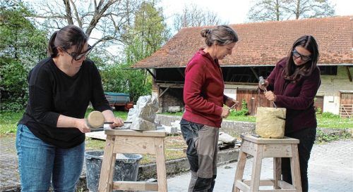 Sternenmutter Franziska, Steinmetzmeisterin Franziska Kreipl-Poller und Sternenmutter Eva (von links) absolvierten in der Weidenbacher Werkstatt einen Workshop. Foto Huckemeyer