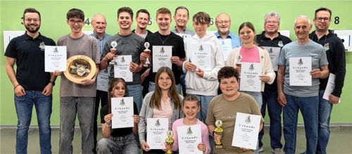 Stolz präsentierten die Schützen Pokale und Urkunden. Foto re
