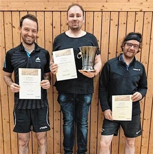 Stolz präsentierten die Sieger ihre Urkunden.Foto re