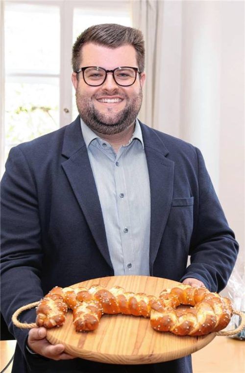 Strahlender Stefan Streck: Mit einer Überraschung hat der erste Arbeitstag des neuen Neumarkter Bürgermeisters begonnen. Die Belegschaft schenkte ihm einen symbolischen Brezenschlüssel. Foto Josef Enzinger