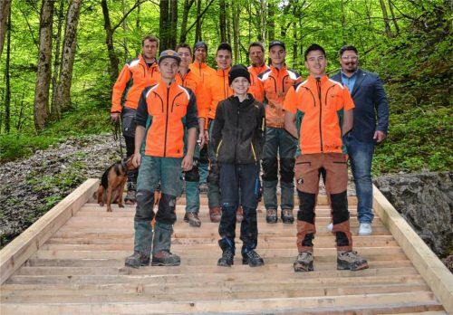 Stufe für Stufe: Förster Lukas Knaier (Zweiter von links) mit Ausbilder Tobias Berger sowie Andi Hell, Mitarbeiter Forstbetrieb Ruhpolding mit den Auszubildenden und Zweitem Bürgermeister Bastian Starflinger (rechts) auf der neuen Brücke. Foto Eder