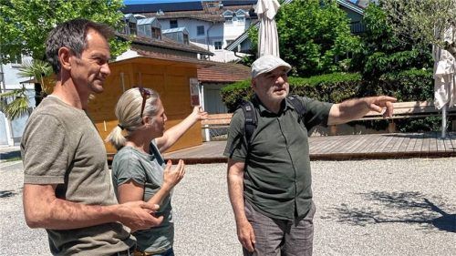 Suchen ein Konzept für den Wendelsteinplatz: (von links) Der Priener Architekt Josef Riefer, Kirsten Lindemann von der Priener Bürgerinitiative „KomMit“ und Stadtplaner Martin Hirner.Foto re