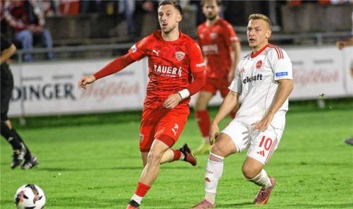 Szene aus dem Hinspiel, das die Buchbacher mit 1:2 verloren haben: Der dieses Mal gesperrte Albano Gashi im Duell mit Club-Kapitän Benedikt Kirsch.Foto Michael Buchholz