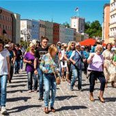 „Linedance Flashmob“ auf dem Stadtplatz