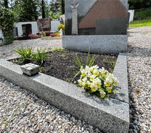 Taten, die sprachlos machen: In Mühldorf wurden Blumen und Pflanzen von frisch geschmückten Gräbern gestohlen. Foto Christa Latta