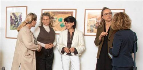 Tatkräftige Frauen finden sich nicht unter den Künstle-rinnen, sondern auch unter den Besuchern: (von links) Pruttings Dritte Bürgermeisterin Barbara Stein, Kulturbeauftragte des Landkreises Anke Hellmann, Priens Dritte Bürgermeisterin Rosi Hell, Pruttings Zweite Bürgermeisterin Agnes Bucher und Priens Kulturreferentin Karina Dingler.Foto Berger
