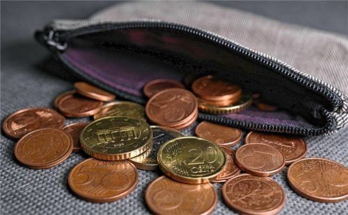 Teure Mieten, gestiegene Lebensmittelpreise: Mehr als jeder Vierte hat keine finanziellen Rücklagen mehr. Wie man vorgeht, wenn man nur wenig Spielraum hat, erklären Experten aus der Region. Foto dpa