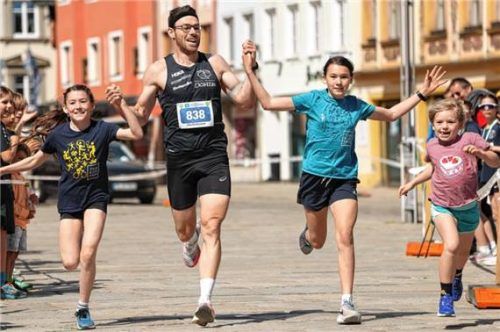 Thomas Einsiedler lief mit seinen Töchtern als Sieger des Zwölf-Kilometer-Bewerbs ins Ziel.Foto Hans Weitz