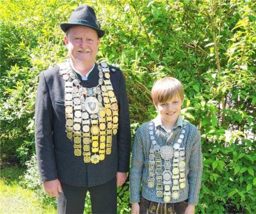 Thomas Führer und Quirin Rampfl sind die Schützenkönige der Altschützen Großkarolinenfeld. Foto  re