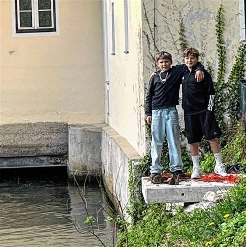 Tim Kammerer und Bene Kehl sind stolz auf ihre Enten-Rettung. Foto blickwinkel/Monteleone