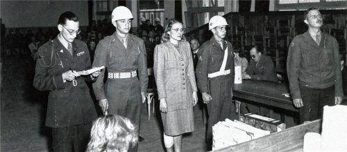 „Tod durch den Strang“ - so lautete das Urteil gegen die Lagerärztin Dr. Erika Flocken (Dritte von links) im sogenannten Mühldorf-Prozess in Dachau 1947. Foto National Archives at College Park