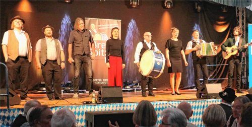 Tom und Basti, Roland Hefter, Marion Schieder und die CoupletAG (von links) setzen zum Beginn des Jubiläumsfestes ein Ausrufezeichen. Foto Erlich