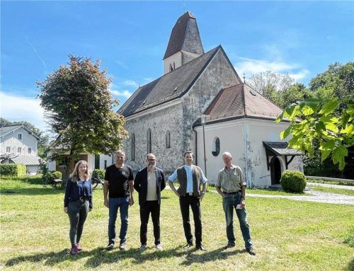 Trafen sich zum Ortstermin: (von links) Architektin Silvia Gaab, Kirchenpfleger Anton Stein, Verwaltungsleiter Matthias Wicha, Pfarrer Philipp Werner und Mesner Sebastian Wimmer. Foto Hötzelsperger