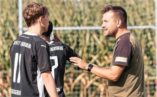Trainer Michael Hieber (rechts) kann mit dem TSV Ebersberg daheim den Klassenerhalt sichern, braucht aber dafür einen Sieg mit zwei Toren Unterschied.Foto Christian Mühlhofer