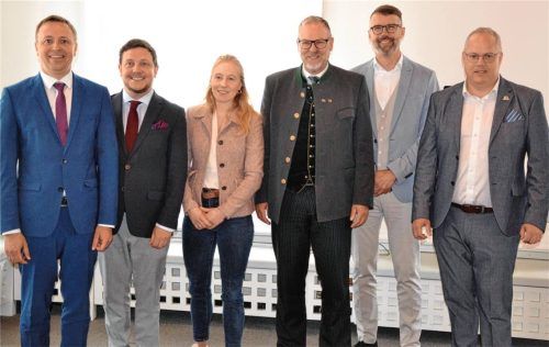 Traunsteins Landrat Andreas Danzer (Dritter von rechts) mit seinen neuen Stellvertretern. Von links: Christian Hümmer, Hans-Peter Dangschat, Katharina Hallweger, Stefan Kattari, Martin Bartlweber. Foto xe