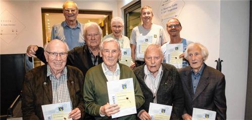 Treue Mitglieder: Urkunden für langjährige Mitgliedschaft gab es für (hinten von links) Otto Eckarth, Anton Obermair, Vera Kimmich, Theo Tyroller, Thomas Danzer sowie (vorne von links) Ludwig Feßler, Christian Ass, Klaus Wende und Josef Zobel.Foto  re