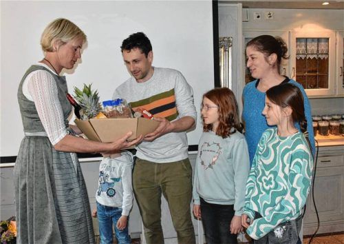 TSV-Vorsitzende Steffi Althammer überreicht dem 1.000. Mitglied – einer Familie aus Staudach – zur Begrüßung einen Präsentkorb. Foto Wunderlich
