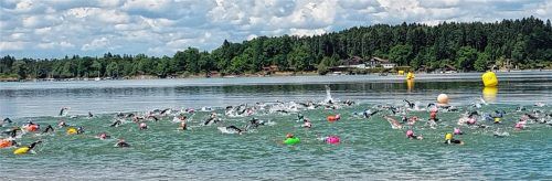 Über 160 Schwimmerinnen und Schwimmer starteten am Simssee in die neue Alpen Open Water Cup-Saison. Foto Nowotny