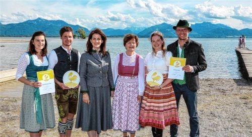 Über die Prämierung mit dem „Goldenen Gockel“ freuten sich (links) Magdalena und Maximilian Haßlberger vom Steinberger Hof in Ruhpolding sowie Sofia und Martin Maier vom Lohner-Hof in Chieming (rechts). Darüber freuten sich auch Staatsministerin Michaela Kaniber (Dritte von links) und Gerda Walser, Vorsitzende des Vereins „Blauer Gockel“.Foto Effner