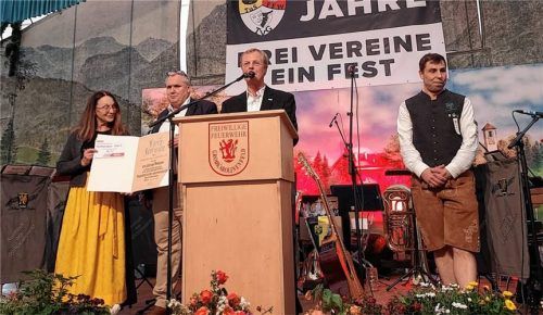 Übergabe der Ehrenurkunden zum Vereinsjubiläum 100 Jahre TuS Großkarolinenfeld: (von links) Monika Stöcklhuber (TuS), Rainer Pastätter, Michael Kasenbacher (beide BLSV) und Michael Strauß (TuS).Foto Bierwirth