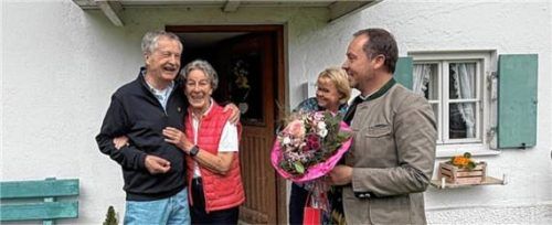 Überraschung gelungen: Mit Bläserweisen und Geschenken wurde Klaus Schüler, der am 8. Mai 1945 in Aschau das Licht der Welt erblickte, von Herbert Reiter, Leiter der Tourist-Info (rechts), geehrt. Aber nicht nur der Geburtstag war Anlass für diesen Besuch, sondern auch, dass das Ehepaar Klaus und Heide Schüler samt Dackel Toni zum 26. Mal Urlaub in Aschau bei Gisela Obermaier (Zweite von links) machte. Foto Kirchner