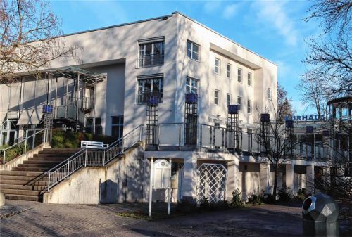Umstrittene Auftritte im Bad Aiblinger Kurhaus waren zuletzt erneut Thema im Stadtrat. Foto Hadersbeck