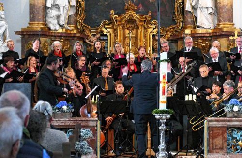 Unermüdlich jubelt der Madrigalchor Edling/Wasserburg, begleitet von historischen Instrumenten. Foto Janka