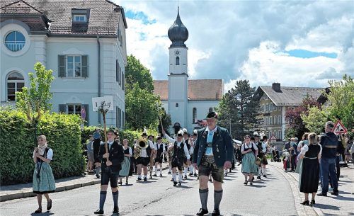 Unter weiß-blauem Himmel führte der Festverein, die Musikkapelle aus Bad Endorf, den Festzug an, der vom Kirchplatz bis hinaus ins Gewerbegebiet führte. Fotos Ammelburger