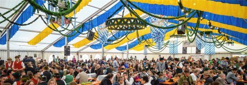 Urig, traditionell und stimmungsvoll: Im Festzelt des Rotter Bierfests kommen Gäste bei zünftiger Musik, süffigem Bier und feinen Schmankerln zusammen. Fotos Klemmer