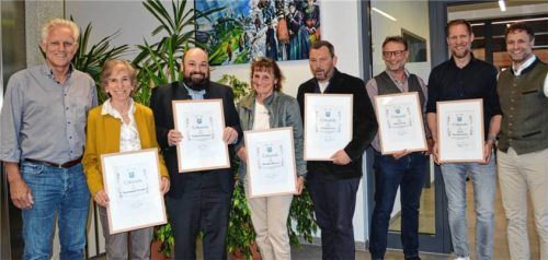 Urkunden als Dankeschön: (von links) Stefan Schneider (Grüne, ehemals Bürgermeister) Annemarie Funke (CSU), Tobias Schwaiger (BBU), Monika Mitterer (Grüne), Andreas Auer (Grüne), Klaus Frank (Grüne) und Anton Rechenmacher (CSU) verlassen das Gremium. Bürgermeister Andreas Schultes übernimmt das Rathaus.Foto  Eder
