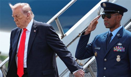 US-Präsident Donald Trump (links) kommt mit der Air Force One auf dem Ocala International Airport an. Foto dpa