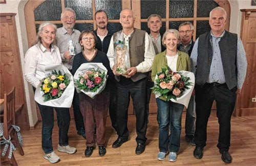 Verabschiedet: Gertraud Polz, Robert Kailer, Katharina Hell, Johann Schuster, Bürgermeister Johann Murner, Michael Kink, Stefanie Kästner, Josef Heinrichsberger und Zweiter Bürgermeister Josef Kink (von links). Foto Stübl