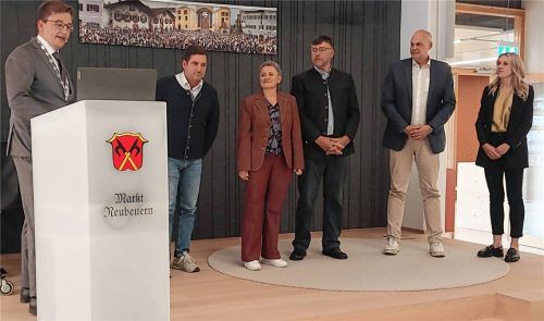 Vereidigung der neuen Gemeinderäte: von links Bürgermeister Christoph Schneider (Unabhängige Neubeurer), Jörg Wolfrum (CSU), Regina Prokopetz (parteilos), Peter Pichler, Tobias Engelmann und Stephanie Schulz (Freie Wähler).Foto Riedl
