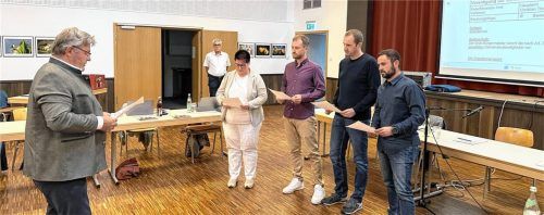 Vereidigung der neuen Gemeinderäte (von links) Claudia Egger, Thomas Gäch, Simon Ettmüller und Andreas Birkmaier. Fotos Gießibl