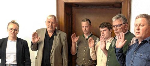 Vereidigung der neuen Gemeinderatsmitglieder Susanne Holzer (UW), Johann Hanusch (SPD), Benedikt Hollrieder (UW), Andreas Gruber (UW), Werner Schroller und Johannes Danner (beide CSU/von links). Foto Hoffmann