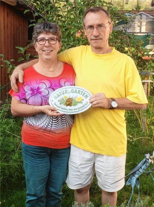 Verena und Olaf Aust freuen sich über die Zertifizierung ihres Gartens zum Naturgarten. Foto Aust