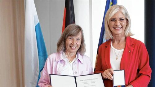 Verleihung des Bundesverdienstkreuzes an Dr. Petra Carqueville (links) durch Bayerns Sozialministerin Ulrike Scharf in München Foto Re