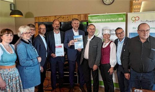Vertreter der Kommunal- und der Landespolitik sowie der Landwirtschaft flankierten die Übergabe der Biogas-Cluster-Studie durch Bauernpräsident Günther Felßner (Sechster von links) an Bayerns Wirtschaftsminister Hubert Aiwanger (Siebter von links). Foto kreibich