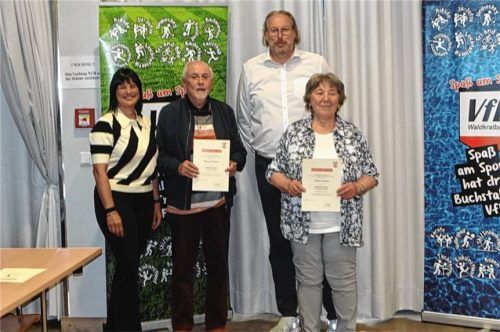 VfL-Vorsitzender Kai Röpke (hinten) und seine Stellvertreterin Bettina Zabelt (links) gratulierten Horst Kreuss und Vera Lorenz, beide seit 50 Jahren Mitglied.Foto Fischer