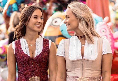 Viel Arbeit und Leidenschaft: Lisa Berger (links) und Lena Stumböck sind nicht nur Freundinnen, sondern haben vor über zehn Jahren das Dirndl-Label „Herzsach“ gegründet. Nun nehmen sie schweren Herzens Abschied von ihrem „Baby“. Foto privat