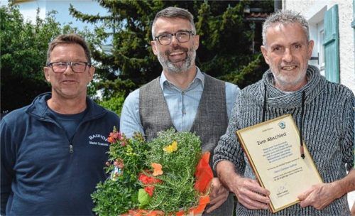 Viel Lob zum Abschied: (von rechts) Christian Staffner wurde von Bürgermeister Stefan Kattari und Michael Höger verabschiedet und in den Ruhestand entlassen. Foto Eder