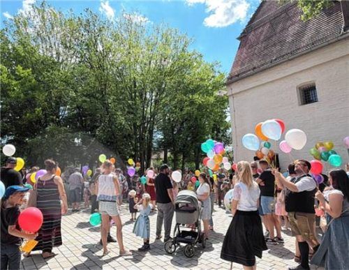 Viele bunte Luftballons wurden an die Kinder verteilt, die beim Kindernachmittag zum Festplatz zogen.Foto  Gruber